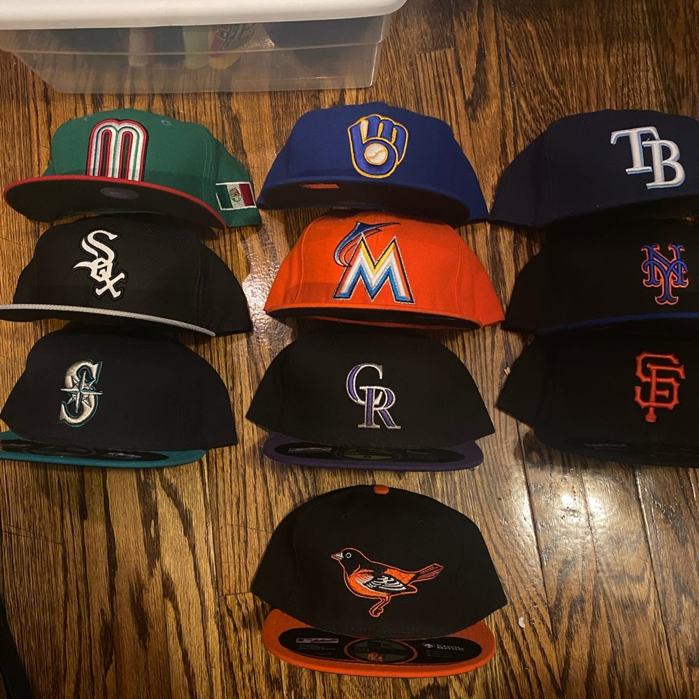 SOLD!!!!!!Lott of on field MLB fitted